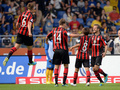 13-14ドイツ・ブンデスリーガ1部は25日、第3節の試合が各地で行われ、フランクフルト（Eintracht Frankfurt）は2-0でアイントラハト・ブラウンシュバイク（Eintracht Braunschweig）に勝利した。

先制点を挙げ、チームメートと喜ぶフランクフルトのアレクサンダー・マイアー（Alexander Meier、左から2人目、2013年8月25日撮影）。(c)AFP/DPA/PETER STEFFEN