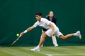 テニス、ウィンブルドン選手権、男子シングルス1回戦。リターンを打つカルロス・アルカラス（2021年6月30日撮影）。(c)Adrian DENNIS / AFP