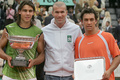2005年の全仏オープン男子シングルス決勝後、表彰式でポーズをとるラファエル・ナダル（左）とマリアノ・プエルタ（右、2005年6月5日撮影、資料写真）。(c)Thomas COEX / AFP