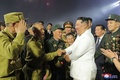 北朝鮮の平壌で開かれた朝鮮戦争の「戦勝記念日」を祝う式典で、退役軍人らと握手を交わす金正恩総書記。朝鮮中央通信（KCNA）提供（2022年7月27日撮影、28日公開）。(c)AFP PHOTO/KCNA VIA KNS