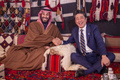 サウジアラビア北西部ウラでムハンマド・ビン・サルマン皇太子と会談した安倍晋三首相（2020年1月12日撮影）。(c)AFP PHOTO / SAUDI ROYAL PALACE / BANDAR AL-JALOUD