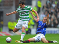 08-09スコットランド・プレミアリーグ第35節、グラスゴー・レンジャーズ（%%Glasgow Rangers%%）対セルティック（%%Celtic%%）。試合はレンジャーズが1-0で勝利し、敗れたセルティックは2位に転落した。写真はレンジャーズのスティーヴン・ウィッテイカー（%%Steven Whittaker%%）のスライディングタックルを受けるセルティックのヤン・フェネホール・オフ・ヘッセリンク（%%Jan Vennegoor of Hesselink%%）。（2009年5月9日撮影）(c)AFP/ANDREW YATES