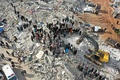 シリア・イドリブの地震被災地で、生存者や死者を捜索する地元住民（2023年2月6日撮影）。(c)Omar HAJ KADOUR / AFP