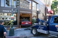 米カリフォルニア（California）州サンフランシスコ（San Francisco）で、バーに突っ込んだ車と派遣されたレッカー車（手前、2014年9月15日撮影）。(c)AFP/JOSH EDELSON