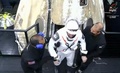 米フロリダ州パナマシティー沖に着水した宇宙開発企業スペースXの有人宇宙船クルードラゴンから外に出る宇宙飛行士。米航空宇宙局（NASA）の中継映像より（2021年5月2日撮影）。(c)AFP PHOTO / NASA