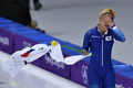 平昌冬季五輪、スピードスケート女子マススタートで銀メダルを獲得し、韓国の国旗を手にリンクを周るキム・ボルム（2018年2月24日撮影、資料写真）。(c)AFP PHOTO / ARIS MESSINIS