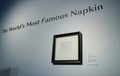 オークションハウスのボーナムスが展示したスペイン1部リーグ、FCバルセロナへのリオネル・メッシ加入を約束したナプキン（2024年3月5日撮影）。(c)TIMOTHY A. CLARY / AFP