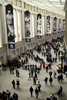 ニューヨーク・ヤンキースとシカゴ・カブスとのオープン戦の前に新ヤンキースタジアム（Yankee Stadium）のグレートホール（Great Hall）を見物する観客。（2009年4月3日撮影）(c)AFP/Getty Images/Chris McGrath