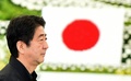 沖縄県糸満市の平和祈念公園で営まれた沖縄全戦没者追悼式に参列した安倍晋三首相（2015年6月23日撮影）。(c)AFP/Toru YAMANAKA