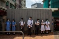 香港の通りに立つ子どもたち（2020年6月12日撮影）。(c)ISAAC LAWRENCE / AFP