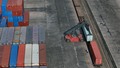黒竜江省佳木斯（ジャムス）市にある工場で、貨車にコンテナを積み込む荷役機器（ドローンから、2025年4月14日撮影）。(c)Xinhua News