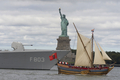 1609年に英国人探検家ヘンリー・ハドソン（Henry Hudson）が、オランダ船「ハーフ・ムーン（Half Moon）」号で現在の米ニューヨーク（New York）州ニューヨーク湾（New York Harbor）に到達してから400年を記念する行事のひとつとして、現地で米蘭友好式典が催された。
写真は、ニューヨーク湾で「自由の女神（Statue of Liberty）」像の前を航行するオランダの帆船「Onrust」の復元船（2009年9月13日撮影）。(c)AFP/DON EMMERT