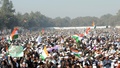 インド・ニューデリー（New Delhi）で行われたデリー首都圏首相に就任する新政党「庶民党（Aam Aadmi Party、Common People&apos;s Party）」のアルビンド・ケジリワル（Arvind Kejriwal）党首の宣誓式に集まった群衆（2013年12月28日撮影）。(c)AFP/RAVEENDRAN