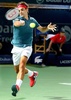 ドバイ・テニス選手権（Dubai Duty Free Tennis Championships 2014）、男子シングルス準決勝。リターンを打つロジャー・フェデラー（Roger Federer、2014年2月28日撮影）。(c)AFP/MARWAN NAAMANI
