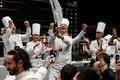 仏南東部リヨン郊外で開催された洋菓子の国際大会「クープ・デュ・モンド・ドゥ・ラ・パティスリー」で優勝した日本代表（2023年1月21日撮影）。(c) JEFF PACHOUD / AFP
