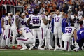 22NFL第17週、シンシナティ・ベンガルズ対バッファロー・ビルズ。チームメートのダマー・ハムリンがフィールド上で倒れた後、祈るバッファロー・ビルズの選手（2023年1月2日撮影）。(c)Kirk Irwin/Getty Images/AFP