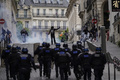 フランス・パリで、フランス革命記念日の軍事パレードが行われた後、抗議デモ参加者に近づく憲兵隊ら（2019年7月14日撮影）。(c)Abdulmonam EASSA / AFP