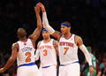 12-13NBAは23日、プレーオフ1回戦（7回戦制）第2戦が行われ、ニューヨーク・ニックス（New York Knicks）は87-71でボストン・セルティックス（Boston Celtics）を下し、対戦成績を2勝0敗とした。

チームメイトのレイモンド・フェルトン（Reymond Felton、左）とハイファイブを交わすニューヨーク・ニックスのカーメロ・アンソニー（Carmelo Anthony、右、2013年4月23日撮影）。(c)AFP/Getty Images/NBAE/Al Bello