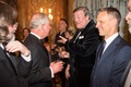 英ロンドンでチャールズ皇太子（左から2人目）と話をする俳優のスティーヴン・フライさん（中央、2018年10月25日撮影）。(c)Paul Grover / POOL / AFP