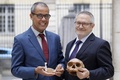 モロッコで見つかったホモ・サピエンスの頭蓋骨化石を手にする仏古人類学者のジャンジャック・ユブラン氏（右）とモロッコ国立考古学遺物研究所のAbdelouahed Ben-Ncer氏（2017年6月6日撮影）。(c)AFP/PATRICK KOVARIK