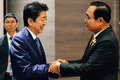 タイのプラユット・チャンオーチャー首相と握手を交わす安倍晋三元首相。タイ政府提供（2019年11月4日撮影、公開）。(c)Ludovic MARIN / POOL / AFP