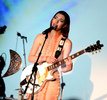 米・カリフォルニア（California）州のハリウッド・フォーエバー墓地（Hollywood Forever Cemetery）で歌手クリスタ・ベル（Chrysta Bell）がパフォーマンスを披露した（2013年5月12日撮影）。(c)AFP/Getty Images/Kevin Winter