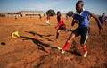 レソト・マセル（Maseru）でサッカーの試合に出場する少年（2010年5月26日撮影）。(c)AFP/PABALLO THEKISO
