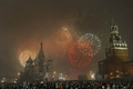 ロシア・モスクワの赤の広場（Red Square）にあがる新年の祝賀花火（2011年1月1日撮影）。(c)AFP/DMITRY KOSTYUKOV