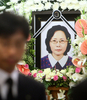 韓国・ソウル（Seoul）の病院で行われた追悼式で、射殺された韓国人女性の故・朴ワンジャ（%%Park Wang-Ja%%）さんの遺影（2008年7月13日撮影）。(c)AFP/HONG JIN-HWAN