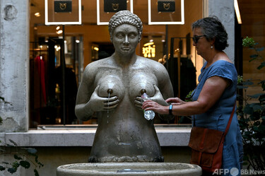 今日の1枚】散歩中に重宝？ 「おっぱいの泉」の水 イタリア 写真1枚