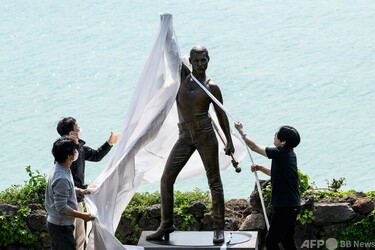 フレディ・マーキュリーさんの銅像除幕式 韓国・済州島 写真14枚 国際