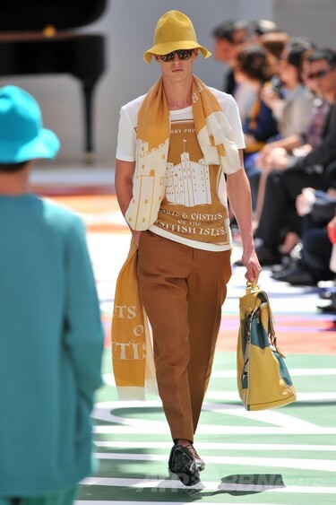 小物で遊び心を表現、「バーバリー プローサム」15年春夏メンズ 写真22