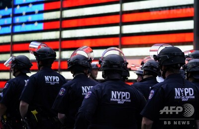 デモ参加者を突き倒した警官 起訴される Ny市警で初 写真1枚 国際ニュース Afpbb News