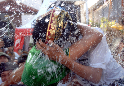 水もしたたる美男美女、バリ島でキスの祭典 インドネシア