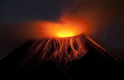 噴煙をあげるトゥングラウア火山、エクアドル