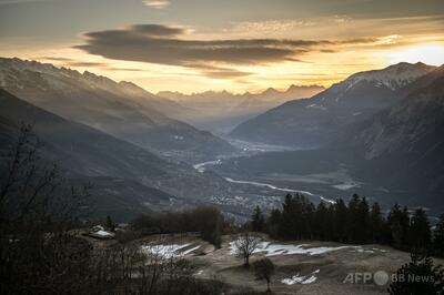 氷河崩落で村がほぼ壊滅、1人行方不明 スイス