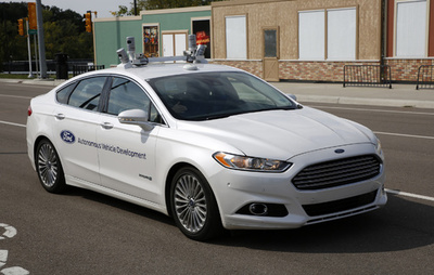 魚は車のお手本になるか？ 5G通信で進化する自動運転車