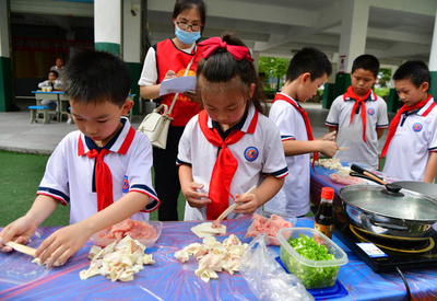 中国で「子ども用おもちゃキッチン」が販売、議論に 9月から小中学校で「料理」カリキュラム