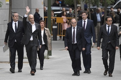 カタルーニャ元州政府幹部らが裁判所に出廷、検察は勾留要求 スペイン