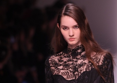 レースやシフォンでフェミニンな仕上げ、「エルマンノ シェルヴィーノ」18/19年秋冬