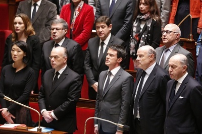 バルス仏首相が議会演説、「対テロ戦争」を宣言