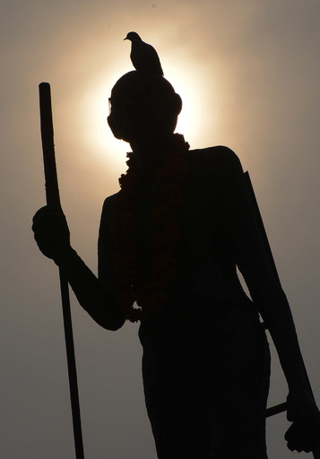 マハトマ・ガンジーが黒人差別? 抗議受けガーナの大学が像を撤去