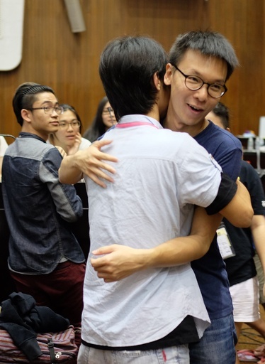 台湾国会占拠のデモ隊、退去を開始