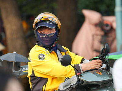 「高温手当」もらえるはずが…猛暑の中で働く中国の労働者