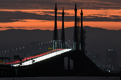【今日の1枚】家路を急ぐ紅白の光跡 マレーシア