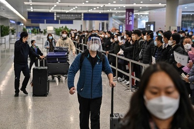 中国、日韓向け短期ビザ発給停止 コロナ水際対策に対抗か