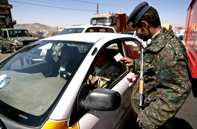 イエメン軍、アルカイダ系組織幹部の自宅を空爆