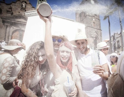 粉まみれ！スペイン・カナリア諸島のカーニバル