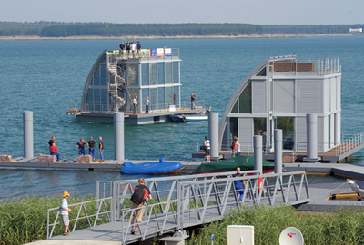 猛暑もへっちゃら？湖上ゆらゆら、ドイツの水上ハウス