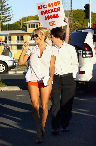 「ニワトリの虐待反対」と、女優パメラ・アンダーソンがKFCに抗議